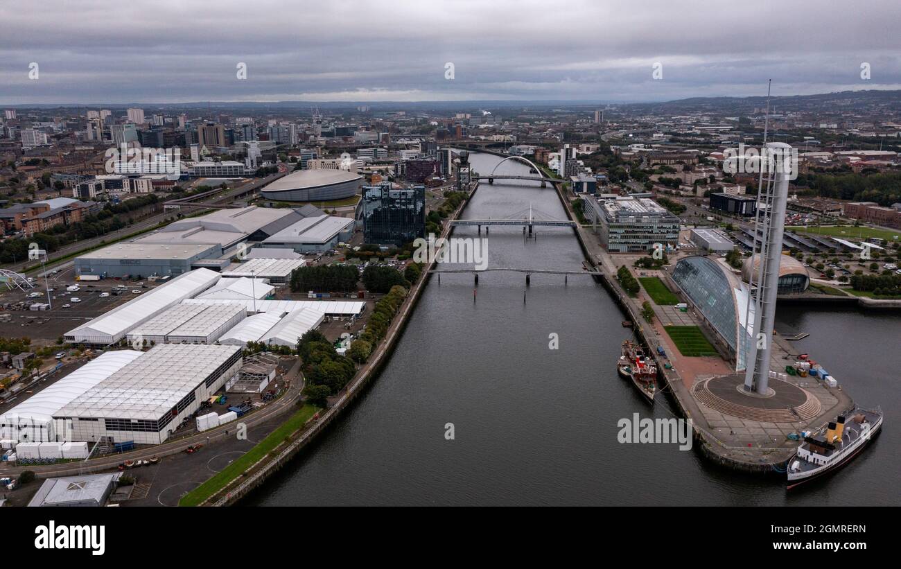 Glasgow, Écosse, Royaume-Uni. 20 septembre 2021. PHOTO : vue de drone en regardant depuis le haut du site utilisé pour la conférence et le sommet internationaux COP26 sur les changements climatiques qui se tiendra à la SEC (Scottish Exhibition Campus) de Glasgow en novembre 2021. Des structures extérieures semblables à des bâtiments sont érigées pour accueillir un grand nombre de chefs d'État, de délégués de conférence, de médias et de journalistes qui assisteront à l'événement de 12 jours. Crédit : Colin Fisher/Alay Live News Banque D'Images