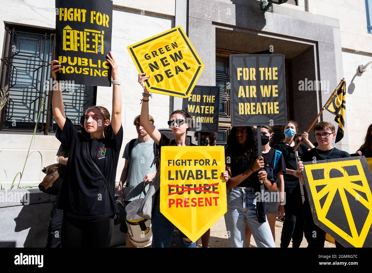 Washington, États-Unis. 20 septembre 2021. Les marcheurs tiennent des pancartes lors d'un mouvement Sunrise 'Arch on Congress for Bold Climate action'. Crédit : SOPA Images Limited/Alamy Live News Banque D'Images