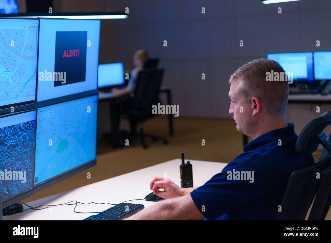 Dans l'agent de contrôle de la sécurité de surveiller plusieurs écrans tout en recevant le signal d'alerte. Banque D'Images