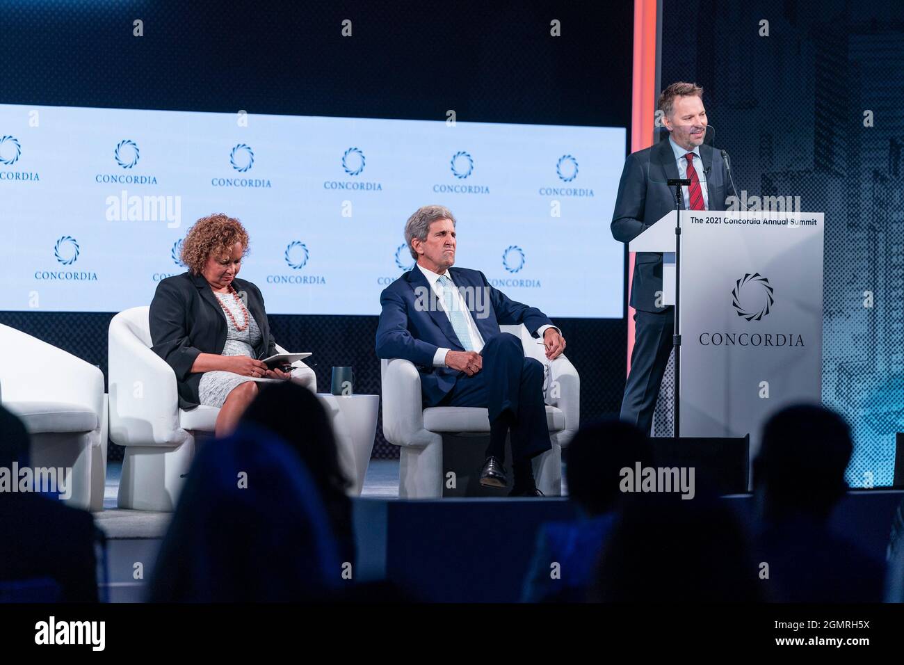 New York, États-Unis. 20 septembre 2021. John Kerry, envoyé présidentiel spécial des États-Unis pour le climat, entretien avec Ryan Roslansky, PDG de LinkedIn, et Lisa Jackson, vice-présidente de l'environnement, des politiques et des initiatives sociales d'Apple lors du Concordia Summit 2021 à l'hôtel Sheraton de New York, le 20 septembre 2021. Ils ont discuté de la transition vers un avenir net-zéro. (Photo de Lev Radin/Sipa USA) crédit: SIPA USA/Alay Live News Banque D'Images