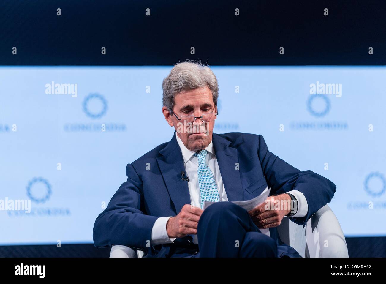 New York, États-Unis. 20 septembre 2021. John Kerry, envoyé présidentiel spécial des États-Unis pour le climat, entretien avec Ryan Roslansky, PDG de LinkedIn, et Lisa Jackson, vice-présidente de l'environnement, des politiques et des initiatives sociales d'Apple lors du Concordia Summit 2021 à l'hôtel Sheraton de New York, le 20 septembre 2021. Ils ont discuté de la transition vers un avenir net-zéro. (Photo de Lev Radin/Sipa USA) crédit: SIPA USA/Alay Live News Banque D'Images