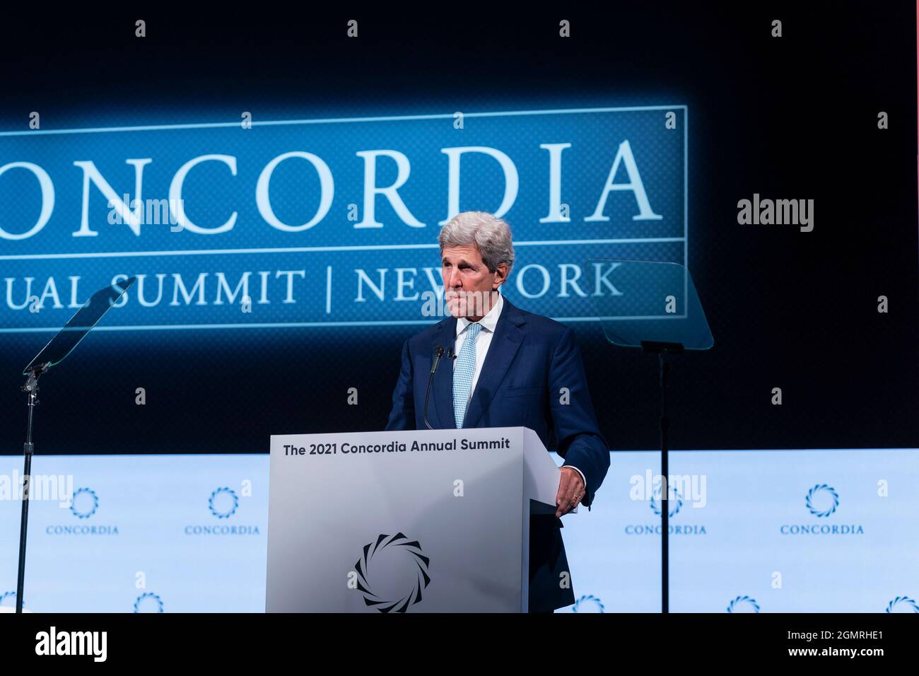 New York, États-Unis. 20 septembre 2021. John Kerry, envoyé présidentiel spécial des États-Unis pour le climat, entretien avec Ryan Roslansky, PDG de LinkedIn, et Lisa Jackson, vice-présidente de l'environnement, des politiques et des initiatives sociales d'Apple lors du Concordia Summit 2021 à l'hôtel Sheraton de New York, le 20 septembre 2021. Ils ont discuté de la transition vers un avenir net-zéro. (Photo de Lev Radin/Sipa USA) crédit: SIPA USA/Alay Live News Banque D'Images