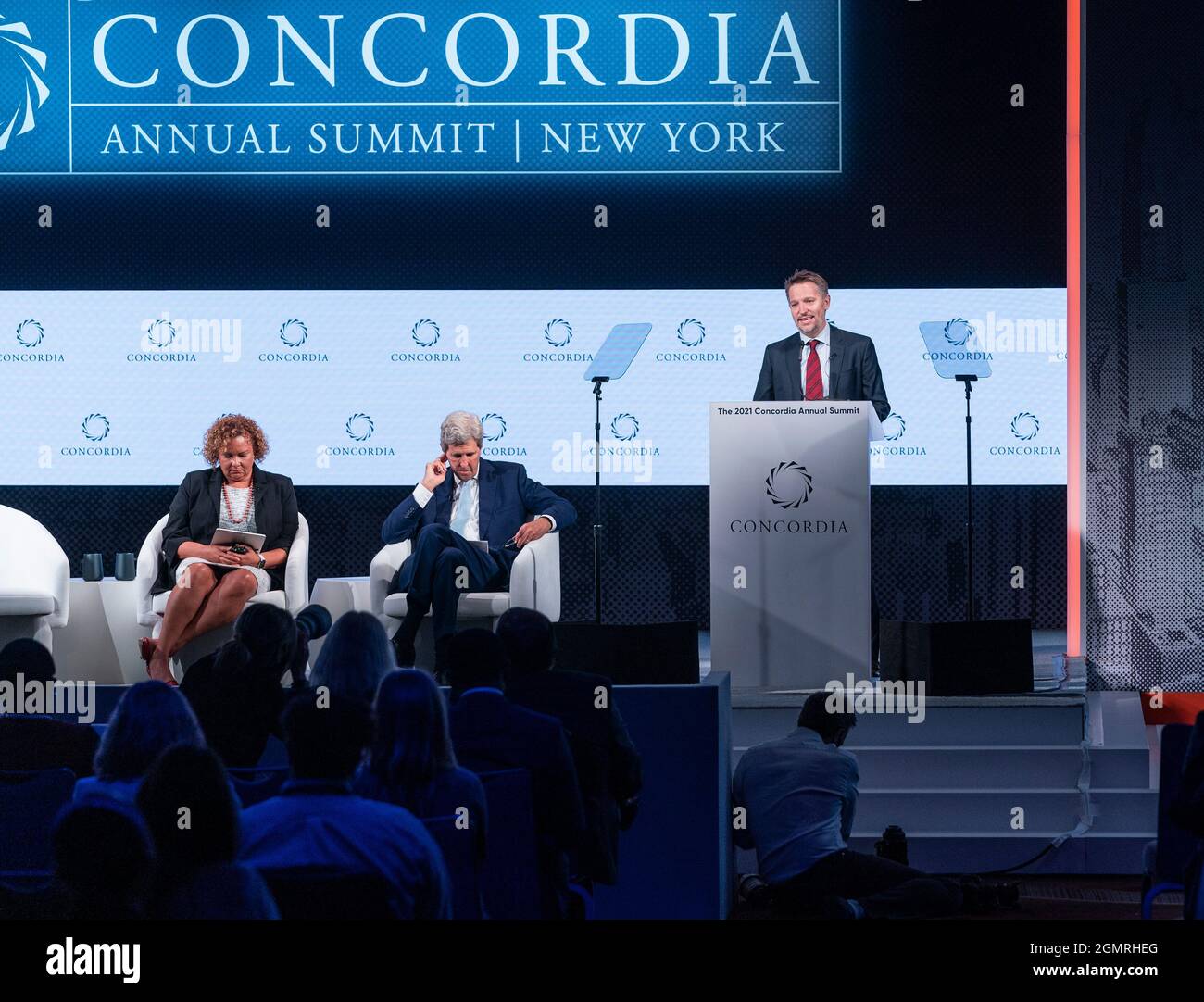 New York, États-Unis. 20 septembre 2021. John Kerry, envoyé présidentiel spécial des États-Unis pour le climat, entretien avec Ryan Roslansky, PDG de LinkedIn, et Lisa Jackson, vice-présidente de l'environnement, des politiques et des initiatives sociales d'Apple lors du Concordia Summit 2021 à l'hôtel Sheraton de New York, le 20 septembre 2021. Ils ont discuté de la transition vers un avenir net-zéro. (Photo de Lev Radin/Sipa USA) crédit: SIPA USA/Alay Live News Banque D'Images