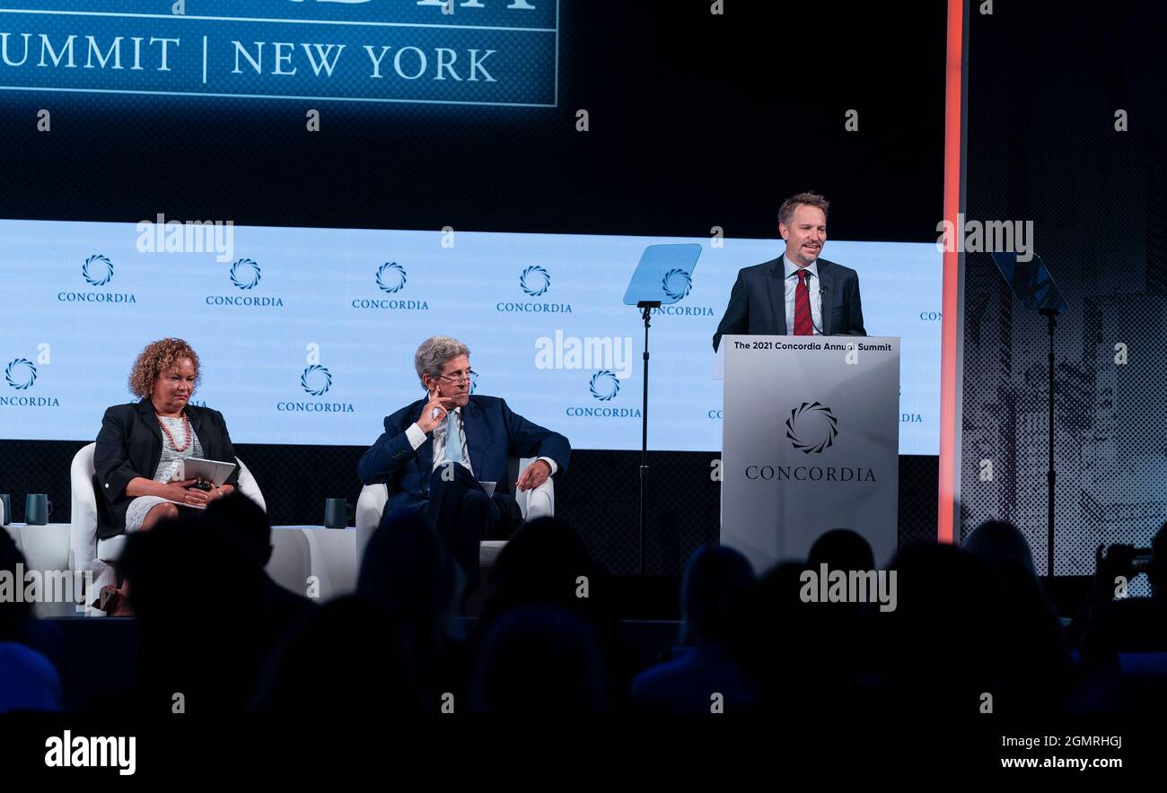 New York, États-Unis. 20 septembre 2021. John Kerry, envoyé présidentiel spécial des États-Unis pour le climat, entretien avec Ryan Roslansky, PDG de LinkedIn, et Lisa Jackson, vice-présidente de l'environnement, des politiques et des initiatives sociales d'Apple lors du Concordia Summit 2021 à l'hôtel Sheraton de New York, le 20 septembre 2021. Ils ont discuté de la transition vers un avenir net-zéro. (Photo de Lev Radin/Sipa USA) crédit: SIPA USA/Alay Live News Banque D'Images