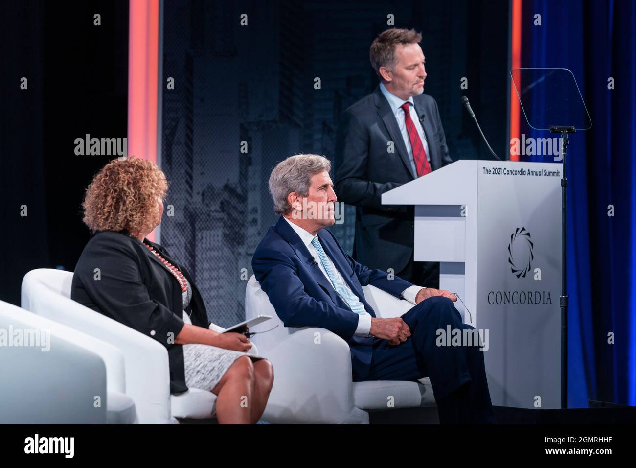 New York, États-Unis. 20 septembre 2021. John Kerry, envoyé présidentiel spécial des États-Unis pour le climat, entretien avec Ryan Roslansky, PDG de LinkedIn, et Lisa Jackson, vice-présidente de l'environnement, des politiques et des initiatives sociales d'Apple lors du Concordia Summit 2021 à l'hôtel Sheraton de New York, le 20 septembre 2021. Ils ont discuté de la transition vers un avenir net-zéro. (Photo de Lev Radin/Sipa USA) crédit: SIPA USA/Alay Live News Banque D'Images