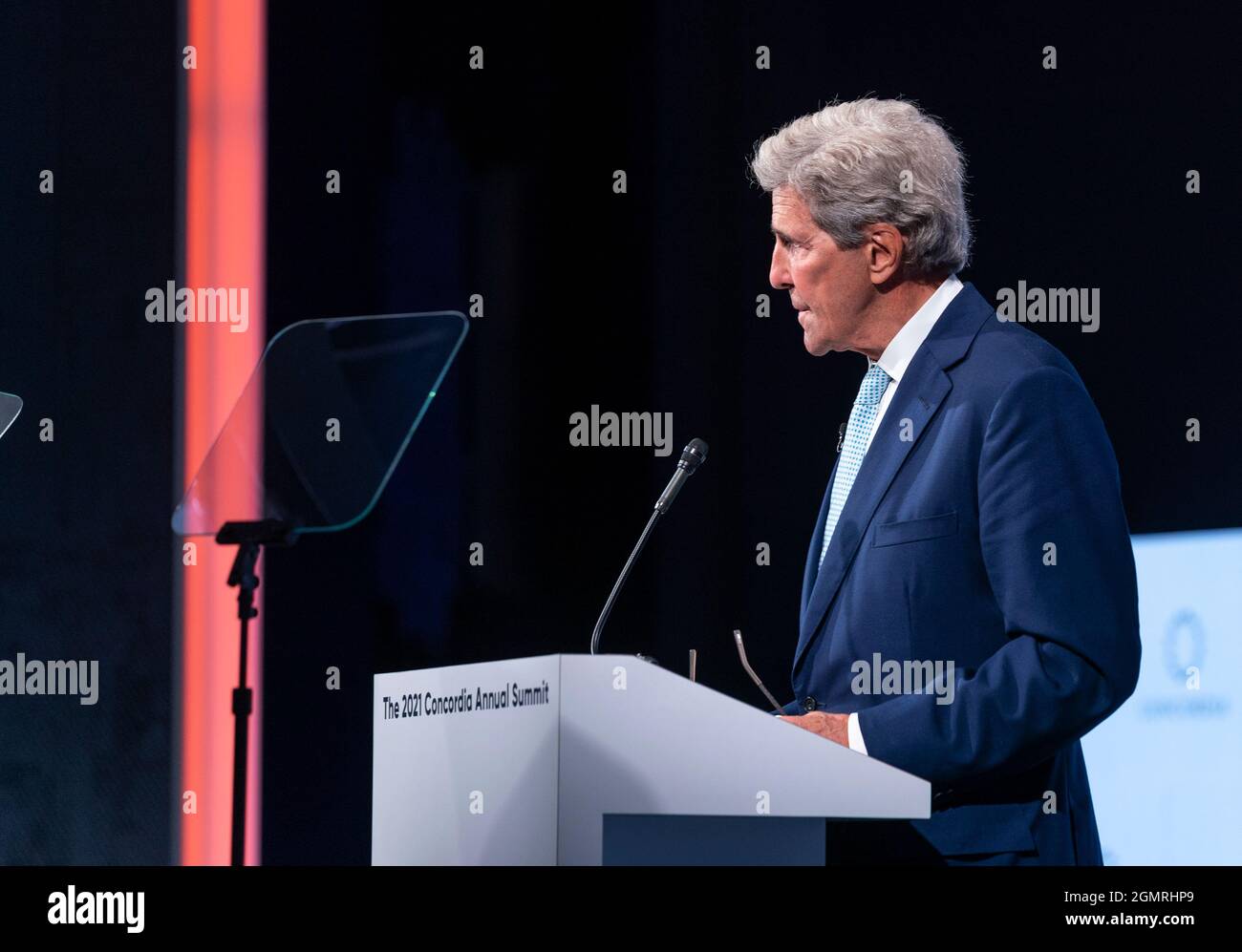 New York, États-Unis. 20 septembre 2021. John Kerry, envoyé présidentiel spécial des États-Unis pour le climat, entretien avec Ryan Roslansky, PDG de LinkedIn, et Lisa Jackson, vice-présidente de l'environnement, des politiques et des initiatives sociales d'Apple lors du Concordia Summit 2021 à l'hôtel Sheraton de New York, le 20 septembre 2021. Ils ont discuté de la transition vers un avenir net-zéro. (Photo de Lev Radin/Sipa USA) crédit: SIPA USA/Alay Live News Banque D'Images