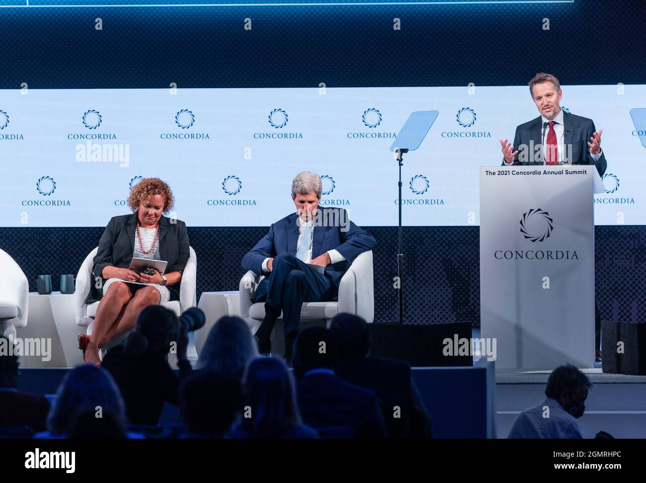 New York, États-Unis. 20 septembre 2021. John Kerry, envoyé présidentiel spécial des États-Unis pour le climat, entretien avec Ryan Roslansky, PDG de LinkedIn, et Lisa Jackson, vice-présidente de l'environnement, des politiques et des initiatives sociales d'Apple lors du Concordia Summit 2021 à l'hôtel Sheraton de New York, le 20 septembre 2021. Ils ont discuté de la transition vers un avenir net-zéro. (Photo de Lev Radin/Sipa USA) crédit: SIPA USA/Alay Live News Banque D'Images