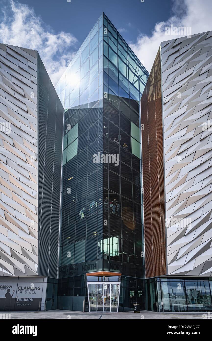 Belfast, Royaume-Uni, août 2019 gros plan sur l'entrée arrière du musée du Titanic, situé dans le quartier du Titanic de la ville où le Titanic RMS a été construit Banque D'Images