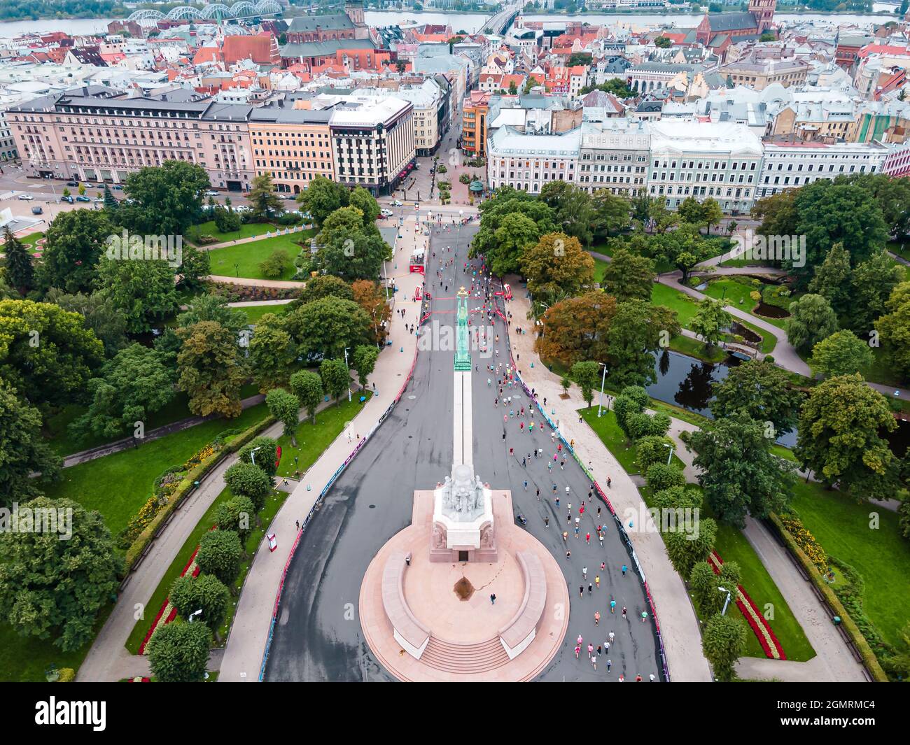 RIGA, LETTONIE - 29 août 2021 : vue aérienne du marathon de Riga, foule de personnes sur un marathon près de la statue de la liberté Milda Banque D'Images