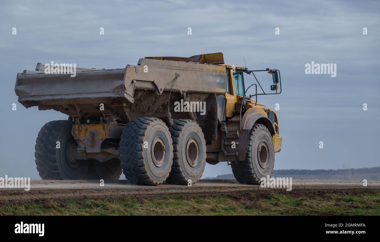 Un engin de terrassement articulé Volvo A40E jaune qui traverse la plaine de Salisbury, dans le Wiltshire, au Royaume-Uni Banque D'Images