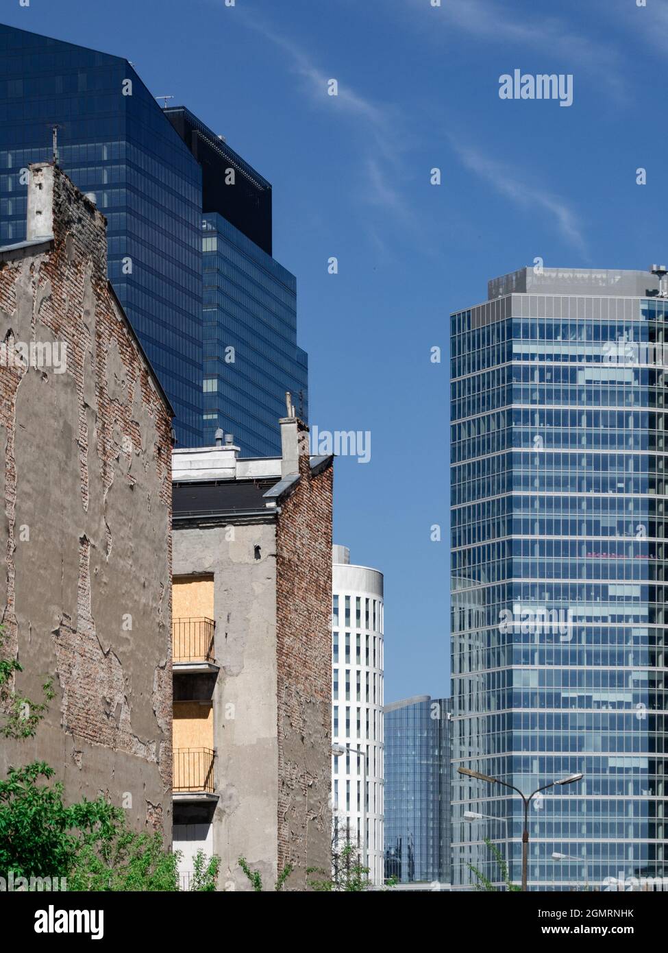 Vieilles maisons en ruine et gratte-ciels modernes de Varsovie. Banque D'Images