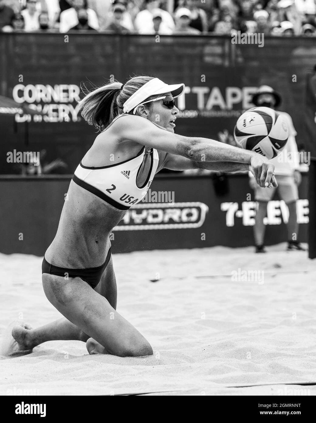 Alix Klineman (USA), lauréat de la médaille d'or olympique, passe le ballon pendant les demi-finales de l'AVP Manhattan Beach Open (John Geldermann/Alamy) Banque D'Images