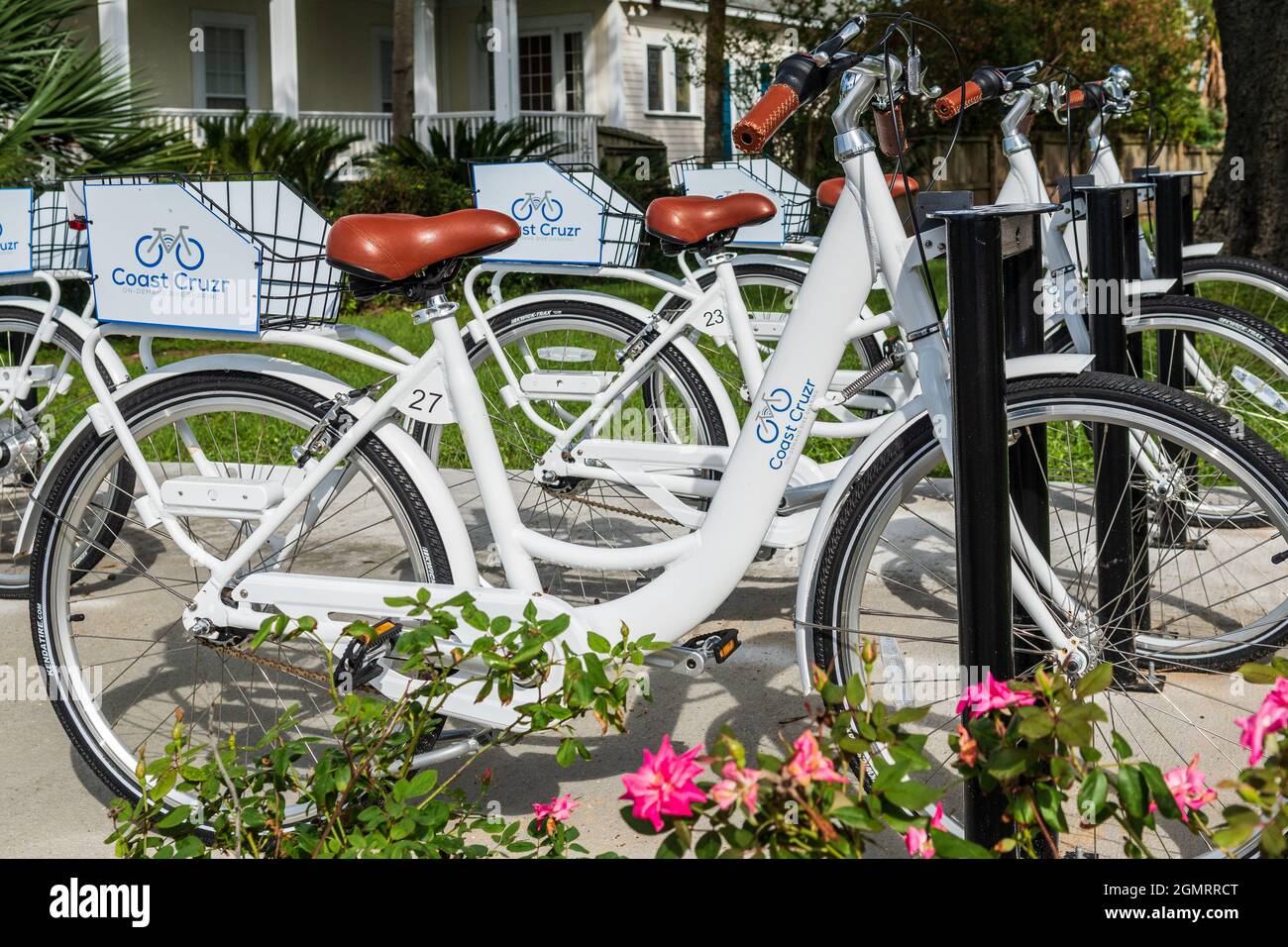 Partage de vélo à la demande par Coast Cruzr à l'aide de stations de vélo à énergie solaire et de la technologie d'application à Pass Christian, Mississippi, États-Unis. Banque D'Images