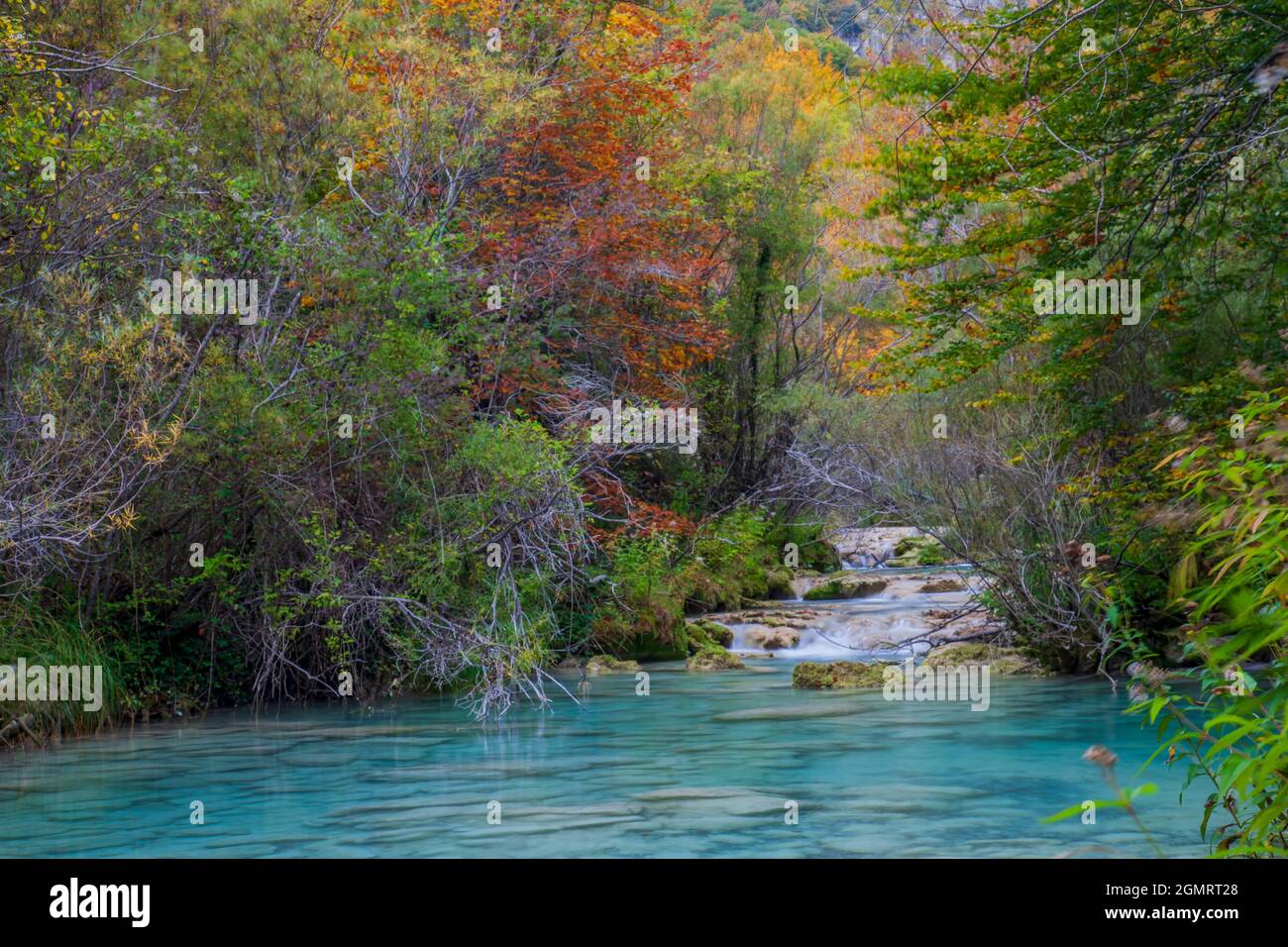 Forêt d'automne et lacs turquoise. Navarre, Espagne. Banque D'Images