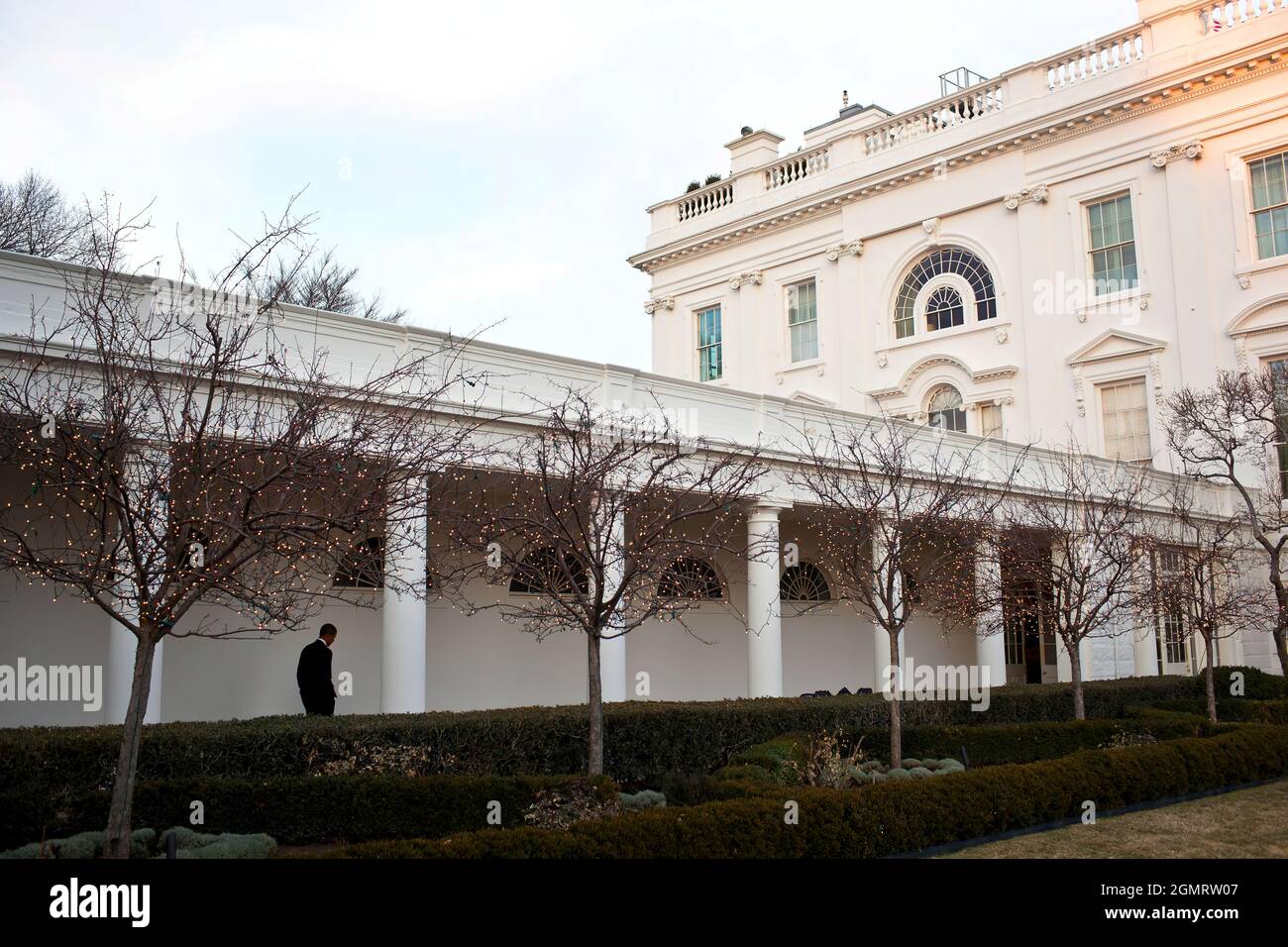 Le président Barack Obama marche le long de la Colonnade de la Maison Blanche en route vers la salle à manger de l'État pour faire une déclaration sur la fusillade de la Représentante Gabrielle Giffords et d'autres à Tucson, en Arizona, le samedi 8 janvier 2011. (Photo officielle de la Maison Blanche par Pete Souza) cette photo officielle de la Maison Blanche est disponible uniquement pour publication par les organismes de presse et/ou pour impression personnelle par le(s) sujet(s) de la photo. La photographie ne peut être manipulée d'aucune manière et ne peut pas être utilisée dans des documents commerciaux ou politiques, des publicités, des e-mails, des produits, des promotions que dans un Banque D'Images