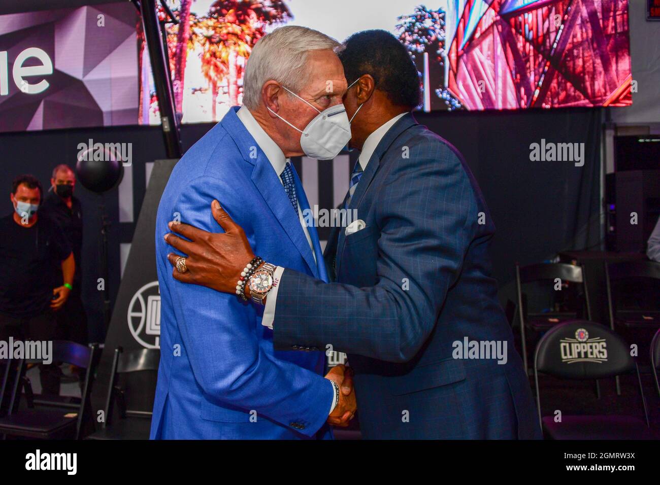 Jerry West, membre du conseil exécutif de Los Angeles Clippers, et Jim Hill (à droite), réaffiche de CBS Sports lors d'une cérémonie révolutionnaire pour la nouvelle maison de t Banque D'Images