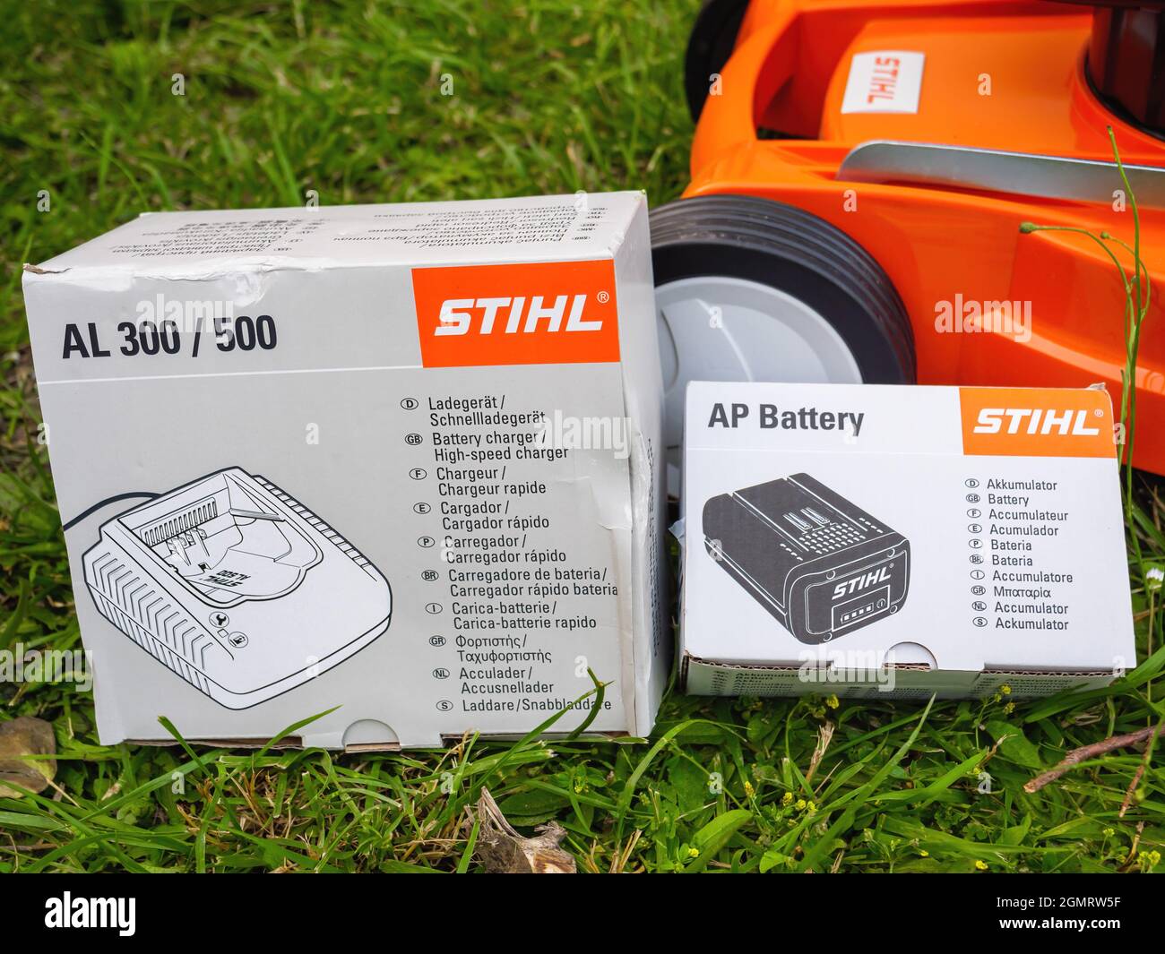 Emballage en carton avec batterie Stihl AP et son chargeur al 300 et 500  pour la tondeuse à gazon Photo Stock - Alamy