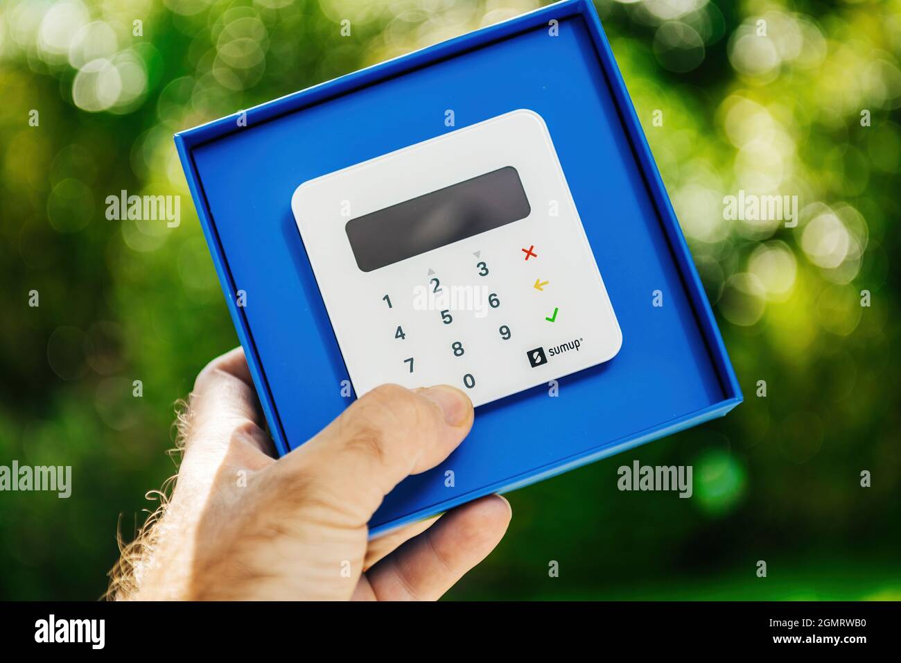 Lecteur de carte EMV SumUp capable de lire les cartes de paiement sans  contact à bande magnétique, puce et RFID NFC Photo Stock - Alamy
