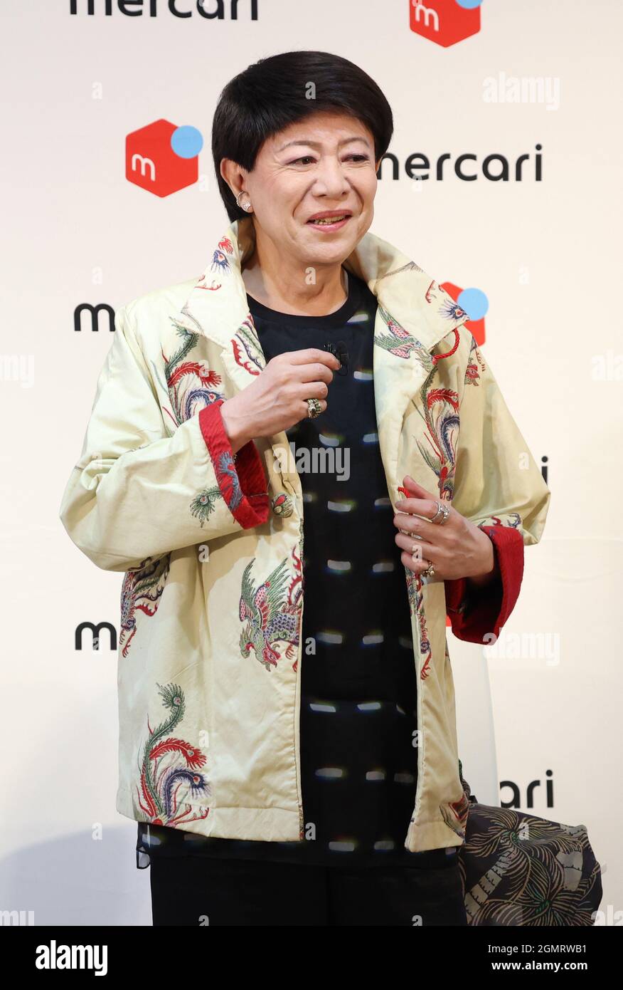 Tokyo, Japon. 20 septembre 2021. Le chanteur japonais Kenichi Mikawa  présente une veste alors qu'il l'a achetée sur un site de commerce  électronique 'mercari' à Tokyo le lundi 20 septembre 2021 sur