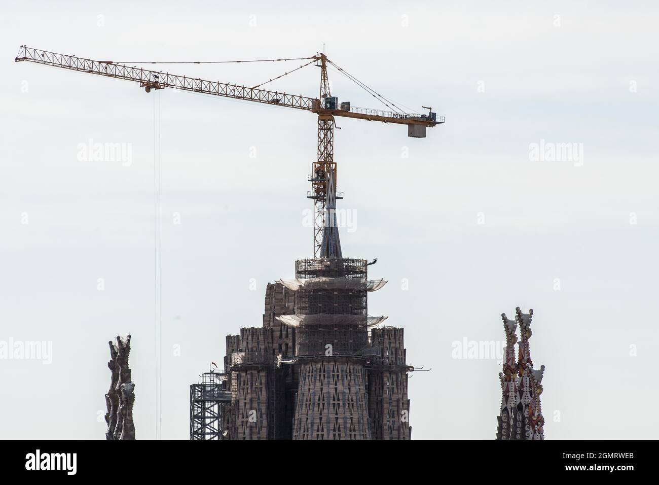 Barcelone, Catalogne, Espagne. 20 septembre 2021. Vue sur les tours de la basilique de la Sagrada Familia à Barcelone avec la tour récemment installée, Torre de la Virgen Maria (tour de la Vierge Marie), la plus haute tour de la basilique (Credit image: © Thiago Prudencio/DAX via ZUMA Press Wire) Banque D'Images