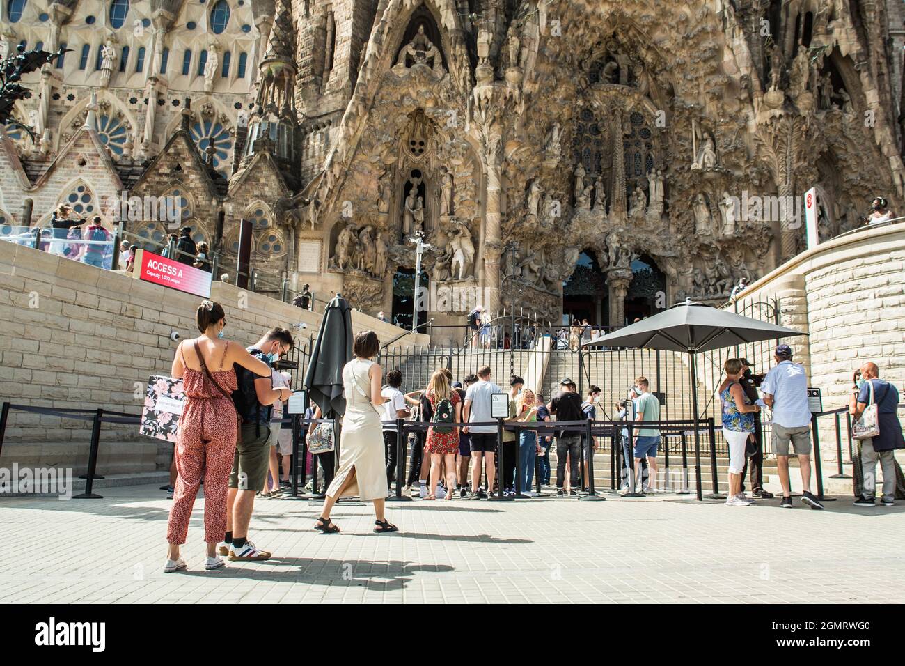 Barcelone, Catalogne, Espagne. 20 septembre 2021. Les touristes sont vus faire la queue pour visiter la basilique de la Sagrada família à Barcelone. (Image de crédit : © Thiago Prudencio/DAX via ZUMA Press Wire) Banque D'Images
