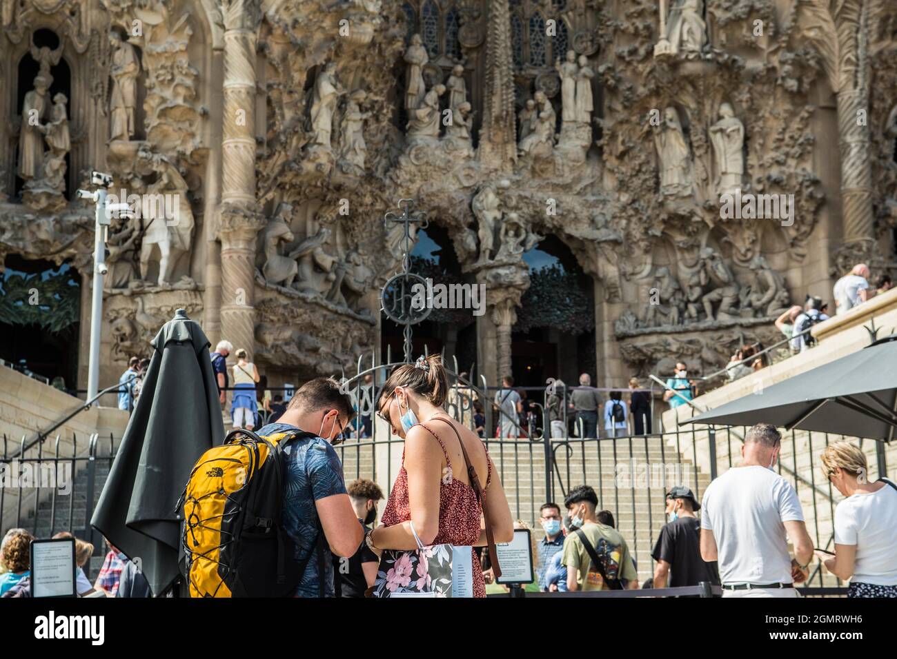 Barcelone, Catalogne, Espagne. 20 septembre 2021. Les touristes sont vus en face de la basilique de la Sagrada família à Barcelone (Credit image: © Thiago Prudencio/DAX via ZUMA Press Wire) Banque D'Images