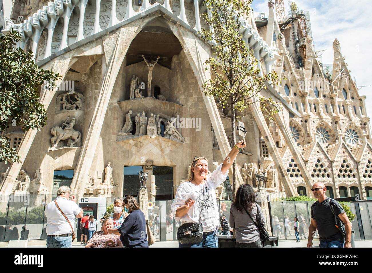 Barcelone, Catalogne, Espagne. 20 septembre 2021. Les touristes sont vus en face de la basilique de la Sagrada família à Barcelone (Credit image: © Thiago Prudencio/DAX via ZUMA Press Wire) Banque D'Images