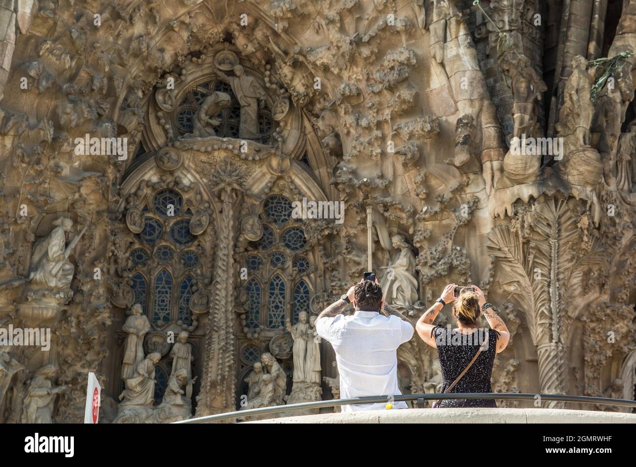 Barcelone, Catalogne, Espagne. 20 septembre 2021. Les touristes sont vus prendre une photo de la basilique de la Sagrada família à Barcelone (Credit image: © Thiago Prudencio/DAX via ZUMA Press Wire) Banque D'Images