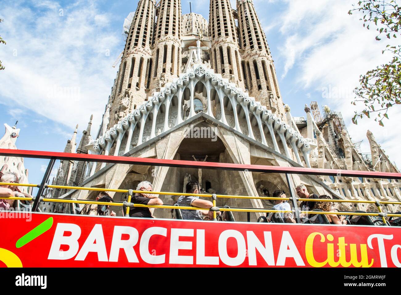Barcelone, Catalogne, Espagne. 20 septembre 2021. Le bus de la visite de la ville de Barcelone est visible en face de la basilique de la Sagrada família à Barcelone. (Image de crédit : © Thiago Prudencio/DAX via ZUMA Press Wire) Banque D'Images