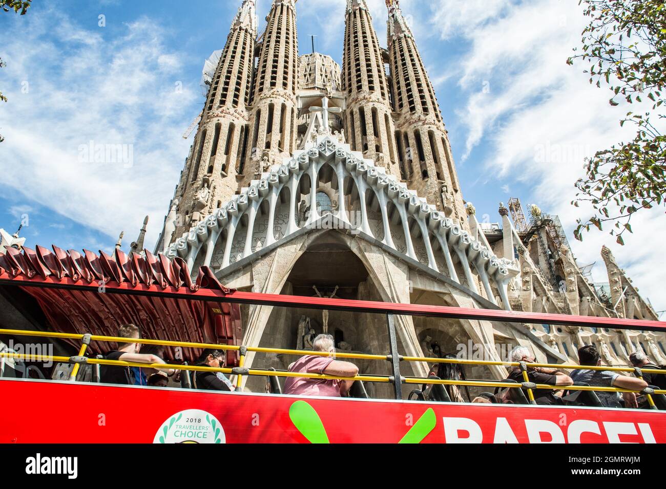 Barcelone, Catalogne, Espagne. 20 septembre 2021. Le bus de la visite de la ville de Barcelone est visible en face de la basilique de la Sagrada família à Barcelone. (Image de crédit : © Thiago Prudencio/DAX via ZUMA Press Wire) Banque D'Images