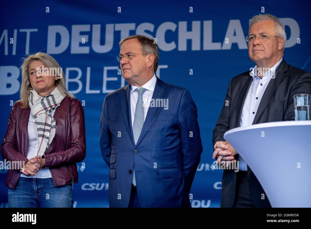 Mechthild Wittmann, Armin Laschet und Markus Ferber. Der nordrheinwestfälische Ministerpräsident, CDU Vorsitzende und Kanzlerkandidat der Union Armin Laschet sprach am 17. Septembre 2021 à Augsburg auf der großen Wahlkampfverstanstaltung der Union à bayerisch-Schwaben. Aktivist*innen von extinction Rebellion protestierten nackt. * Mechthild Wittmann, Armin Laschet et Markus Ferber. Le ministre-président, chef de la CDU et chancelier-candidat de l'Union Armin Laschet le 17 septembre 2021 a pris la parole à Augsbourg, en Allemagne, lors du grand rassemblement électoral de la Souabe bavaroise. Activistes Banque D'Images