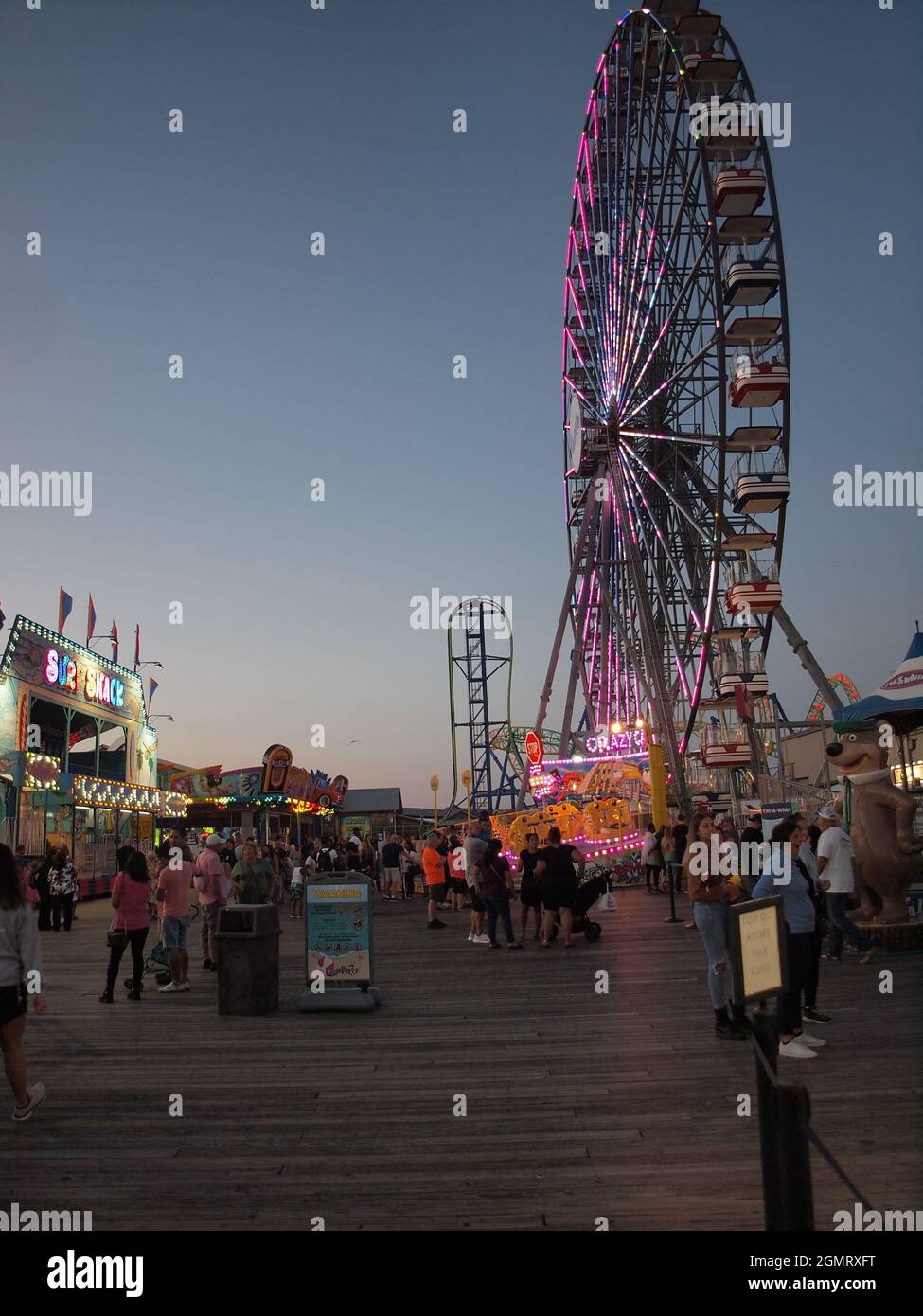 Seaside Heights, New Jersey pendant la soirée d'été le long de la célèbre promenade. Reconstruit après la grande tempête Sandy en 2012. Banque D'Images