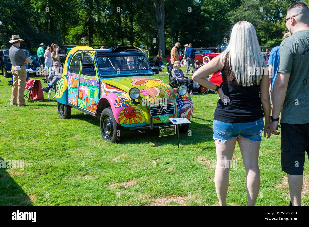 Grosse Pointe Shores, Michigan - Une voiture d'art 1961 Citroën 2CV aux yeux sur le Design auto show. Le salon de cette année a principalement présenté des marques qui ne se sont plus présentées Banque D'Images