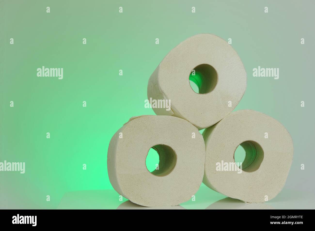 Rouleaux de papier toilette . rouleaux de papier toilette bio sur fond vert clair.concept d'hygiène et de propreté Banque D'Images