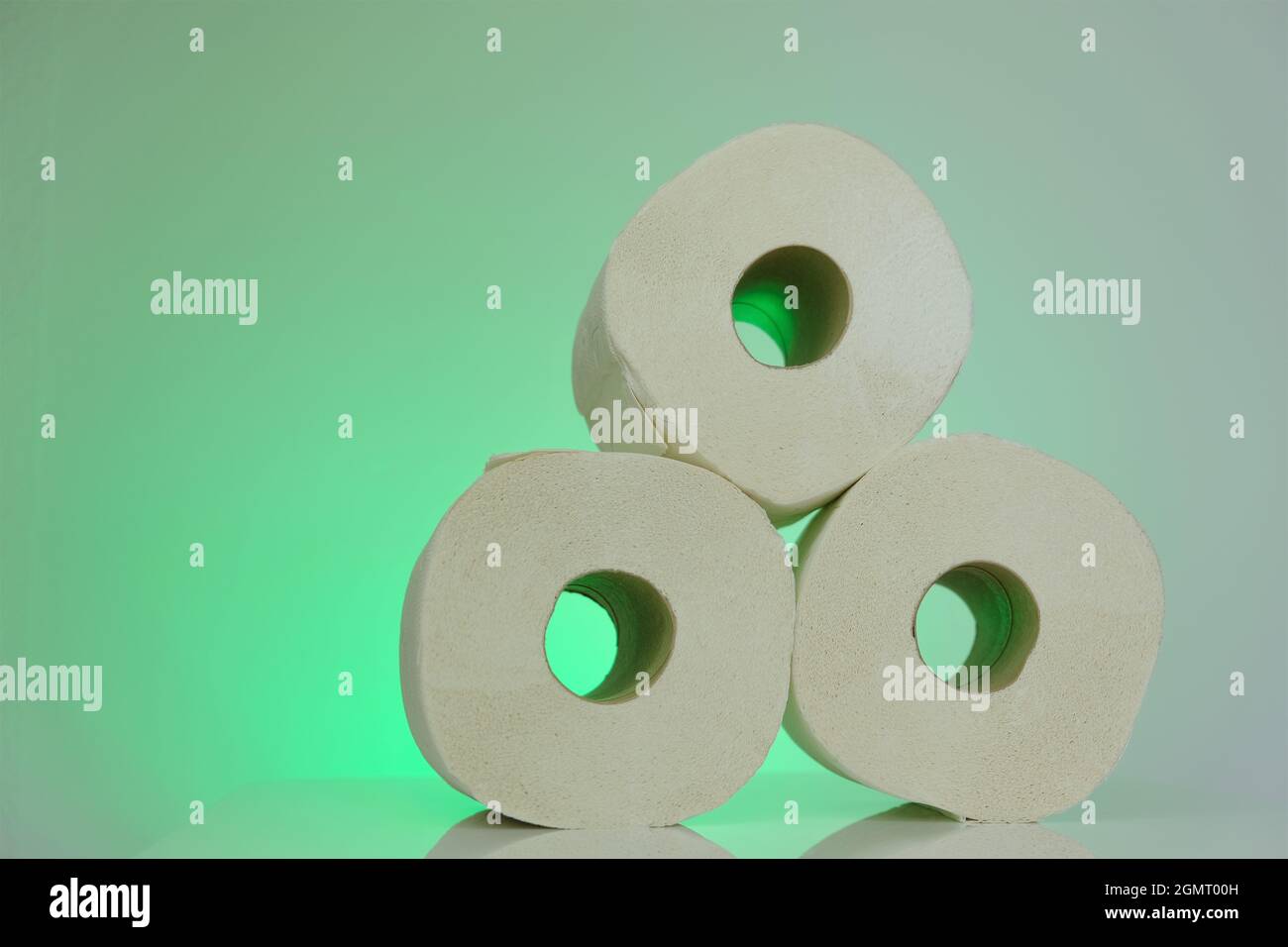 Rouleaux de papier toilette .rouleaux de papier toilette bio biologique sur fond vert clair.concept d'hygiène et de propreté Banque D'Images