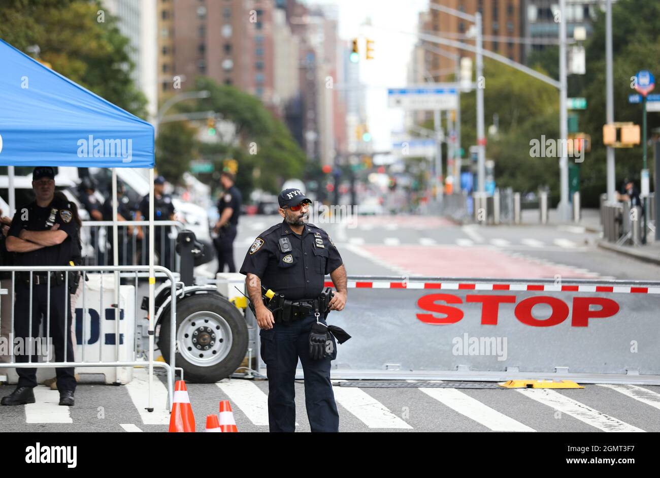 Nations Unies. 20 septembre 2021. La police garde debout dans une rue près du siège de l'ONU à New York, le 20 septembre 2021. Le débat général de la 76e session de l'Assemblée générale des Nations Unies aura lieu le 21 septembre. Crédit : Wang Ying/Xinhua/Alay Live News Banque D'Images
