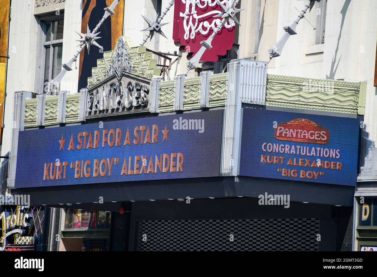 La signalisation est illuminée sur le théâtre Hollywood Pantages lors d'une cérémonie du Hollywood Walk of Fame pour le vrai 92.3 DJ Kurt “Big Boy” Alexander, W. Banque D'Images