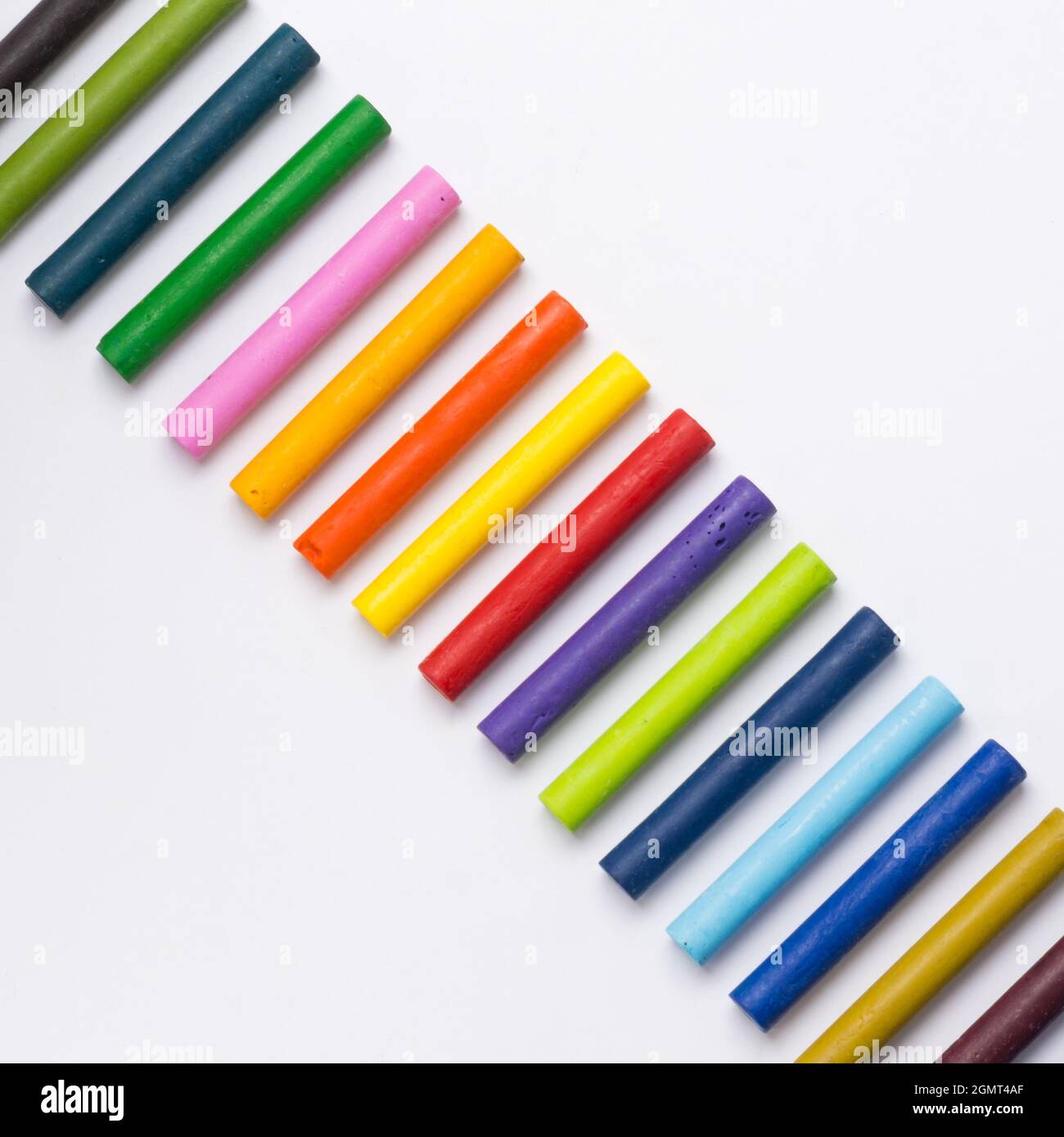 crayons pastel à l'huile multicolores disposés sur fond blanc Banque D'Images