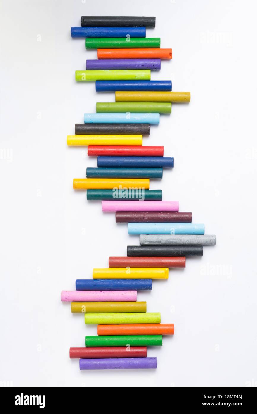 crayons pastel à l'huile multicolores empilés sur fond blanc, vue de dessus Banque D'Images