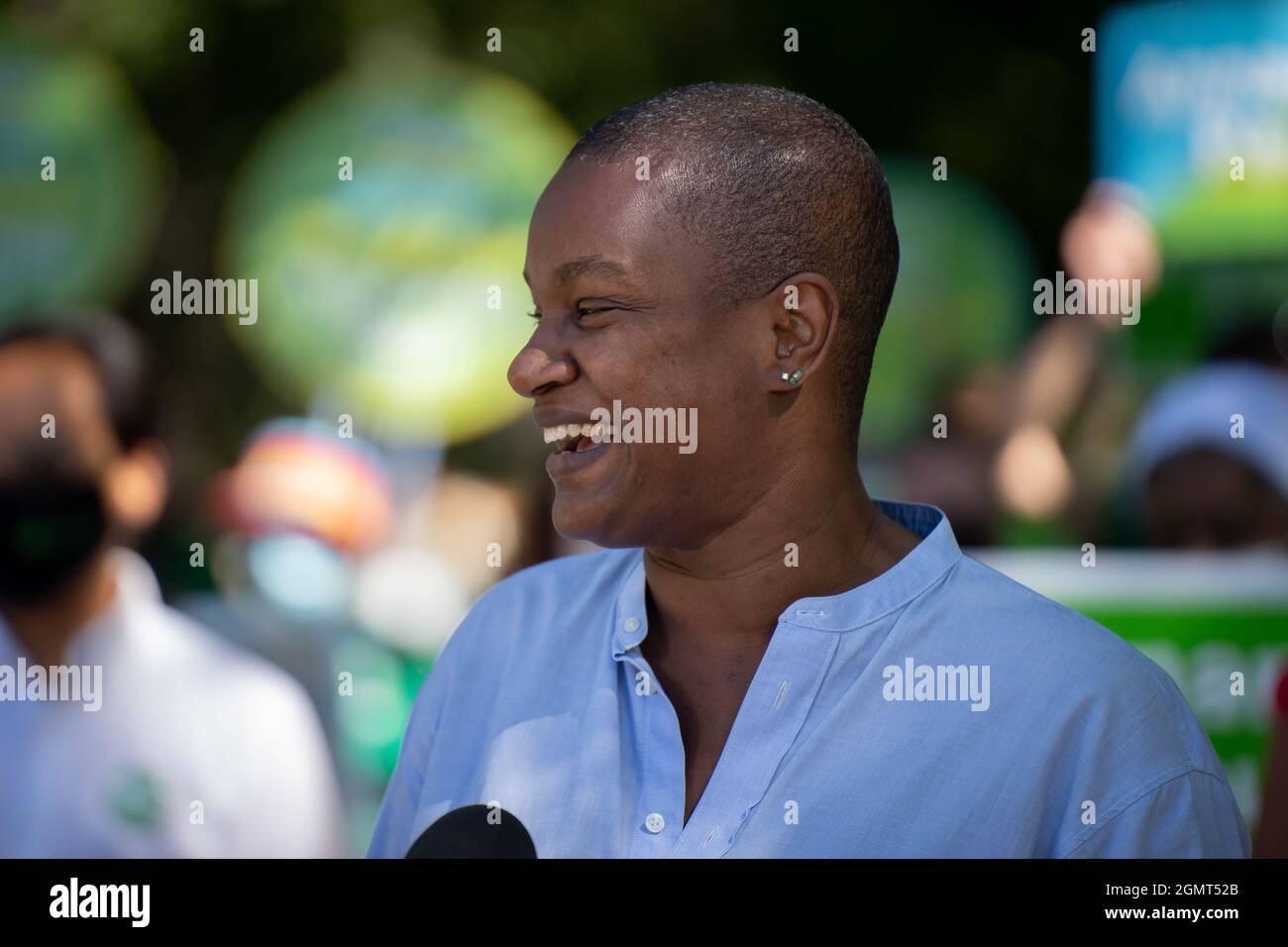 La chef du Parti vert, Annanie Paul, lors d'une campagne à Toronto, en Ontario, la veille des élections fédérales. Banque D'Images