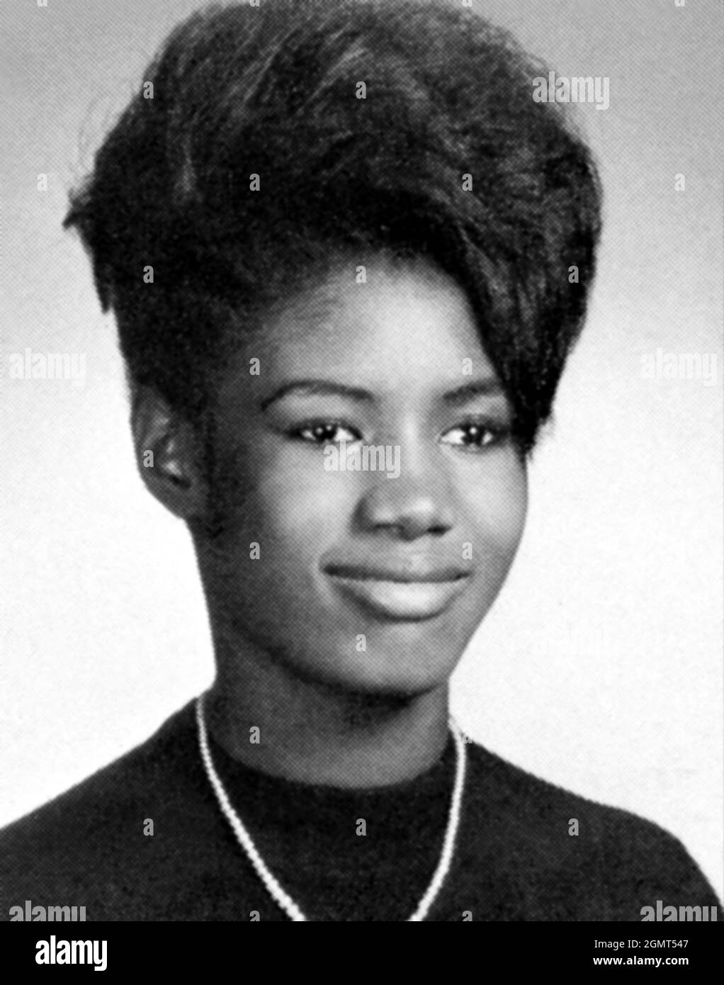 1965 c., NEW YORK , États-Unis : la célèbre chanteuse pop Star jamaïcaine , actrice et mode Top-Model GRACE JONES ( née le 19 mai 1948 ), quand était une jeune fille de 17 ans , Lyncourt, Salina, New York, près de Syracuse . Photo de l'Annuaire du lycée . Photographe inconnu. - HISTOIRE - FOTO STORICHE - PORTRAIT - RITRATTO - Personalità da bambino bambini bambina da giovane giovani - personnalités quand était jeune - INFANZIA - ENFANCE - ATTRICE - MODELLA - indossatrice - mannequin - MUSIQUE POP - MUSICA - cantante - POPSTAR - sourire - sorriso - Musa - Muse - annuario scolastico --- ARCHI Banque D'Images