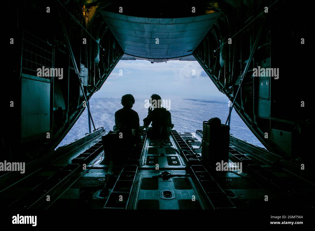 Marines des États-Unis avec Marine Aerial Refueler transport 152, Marine Aircraft Group 12, 1re Escadre aérienne marine, attendez d'entrer dans la zone de dépôt pour déployer manuellement des cargaisons grevées avec des parachutes à partir de l'arrière d'un avion C-130 lors d'un exercice de livraison aérienne sur l'île IE Shima, Okinawa, Japon, le 15 septembre 2021. Marines avec VMGR-152, et 3d Landing support Battalion, combat Logistics Regiment 3, 3d Marine Logistics Group, a dirigé la livraison aérienne de sang et de fournitures médicales, et a mené la ligne statique et les sauts de chute libre au-dessus de IE Shima île. 3d MLG, basé à Okinawa, au Japon, est un comba déployé vers l'avant Banque D'Images