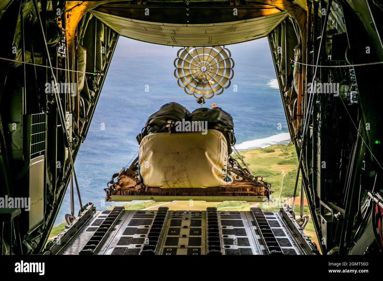 Un parachute attaché au fret est déployé à partir de l'arrière d'un avion C-130 du corps des Marines des États-Unis au cours d'un exercice de livraison aérienne sur l'île IE Shima, Okinawa, Japon, le 15 septembre 2021. Marines avec Marine Aerial Refueler transport 152, Marine Aircraft Group 12, 1ère Escadre aérienne marine, et 3d Landing support Battalion, combat Logistics Regiment 3, 3d Marine Logistics Group, a dirigé la livraison aérienne de sang et de fournitures médicales, et a mené la ligne statique et les sauts de chute libre au-dessus de IE Shima Island. le mlg 3d, basé à Okinawa, au Japon, est une unité de combat déployée en avant qui sert d’intégralité du MEF III Banque D'Images