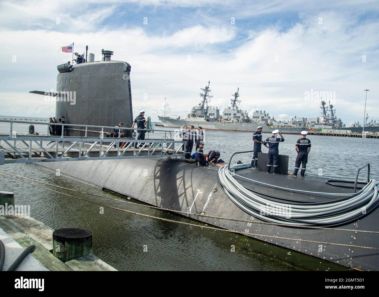 210916-N-UB406-0016 sous-marin français FNS Améthyste (S605) s'amarre au quai de la base navale de Norfolk, le 16 septembre 2021. Au cours de la visite, Améthyste sera accueilli par le sous-marin de classe Virginia de la Marine américaine USS John Warner (SSN 785) alors que les deux nations se souviendront de la bataille des Capes, la victoire décisive de la France sur la flotte britannique pendant la guerre d'indépendance américaine. (É.-U. Navy photo par Mass communication Specialist 1er Class Cameron Stoner) Banque D'Images