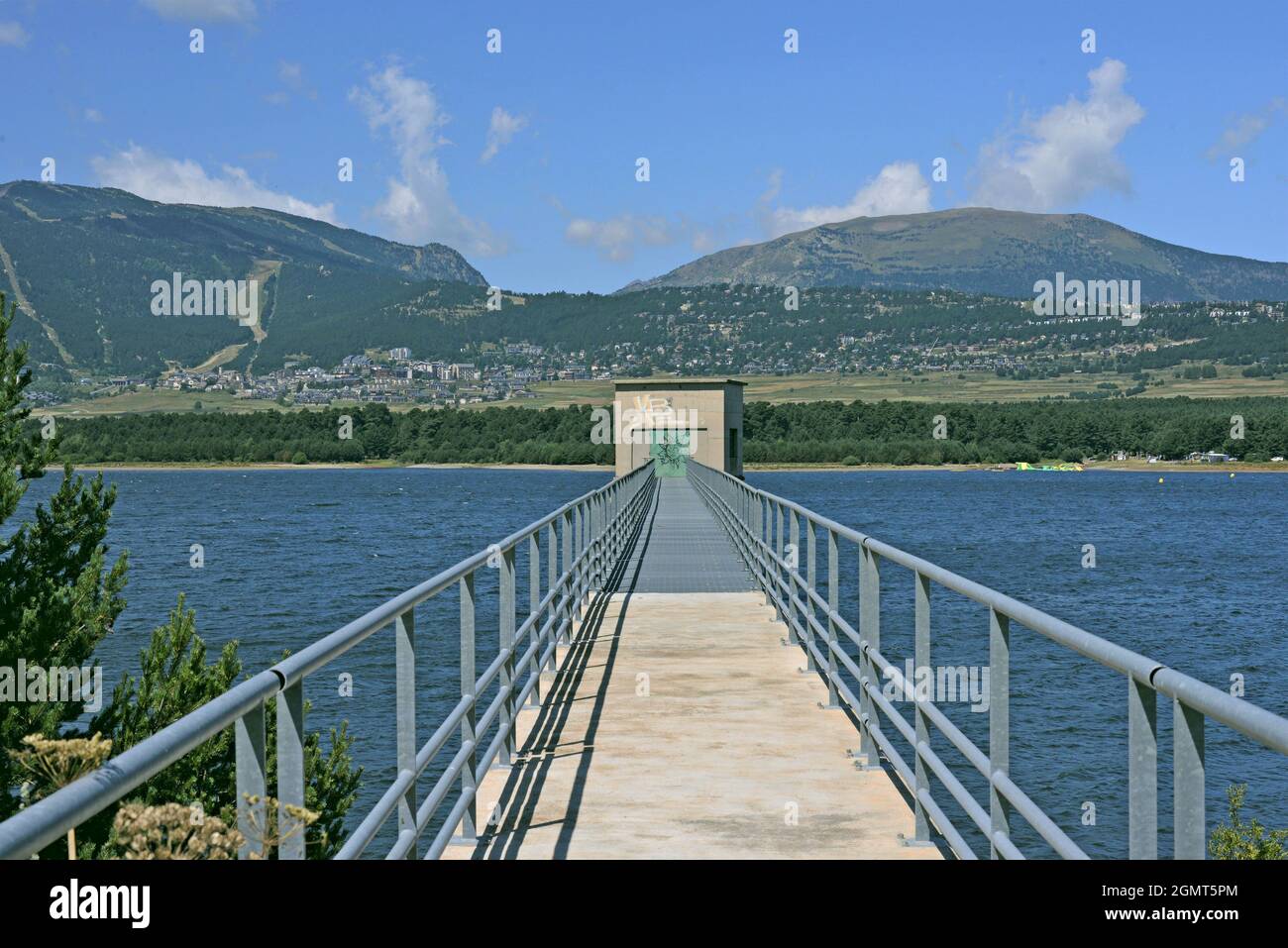 Lac Matemale dans les Pyrénées près des angles, Pyrénées-Orientales, France  Photo Stock - Alamy