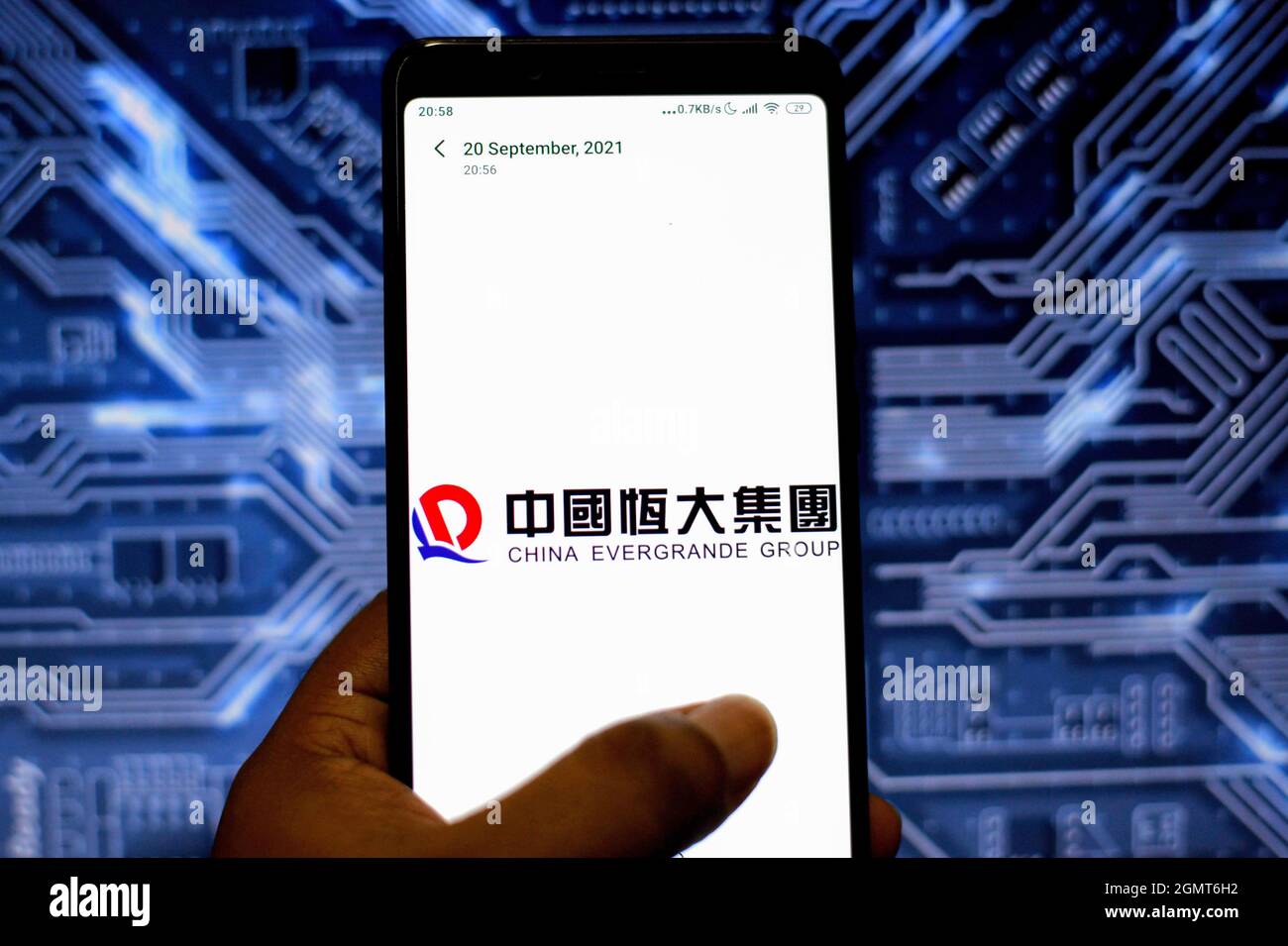 Inde. 20 septembre 2021. Dans cette photo, un logo China Evergrande Group apparaît sur un smartphone. Crédit : SOPA Images Limited/Alamy Live News Banque D'Images