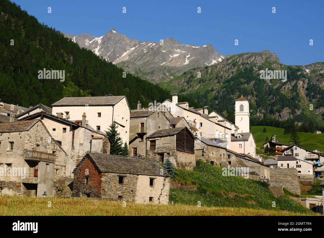 Ville frontalière et montagnes au col du Simplon en Italie peu après le lever du soleil à Simplon, Valais, Suisse Banque D'Images
