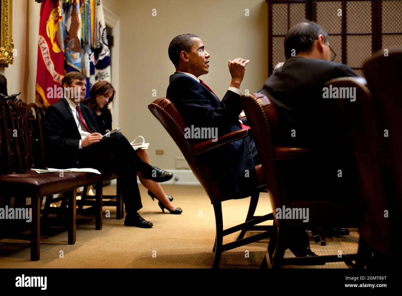 Le président Barack Obama se penche sur sa présidence dans la salle Roosevelt de la Maison Blanche lors d'un exposé avec des conseillers le 4 mai 2009, en vue d'une prochaine réunion avec des membres démocrates de la Commission de l'énergie et du commerce de la Chambre. Photo officielle de la Maison Blanche par Pete Souza. Cette photographie officielle de la Maison Blanche est mise à la disposition des organismes de presse pour publication et/ou pour impression personnelle par le(s) sujet(s) de la photographie. La photographie ne peut être manipulée d'aucune manière ou utilisée dans des matériaux, des publicités, des produits ou des promotions qui, de quelque manière que ce soit, suggèrent une approbation ou e Banque D'Images