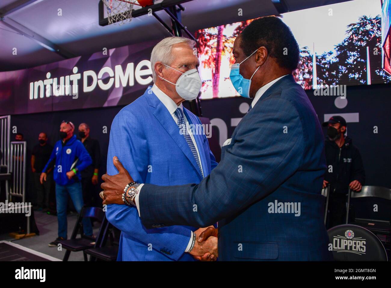 Jerry West, membre du conseil exécutif de Los Angeles Clippers, et Jim Hill (à droite), réaffiche de CBS Sports lors d'une cérémonie révolutionnaire pour la nouvelle maison de t Banque D'Images