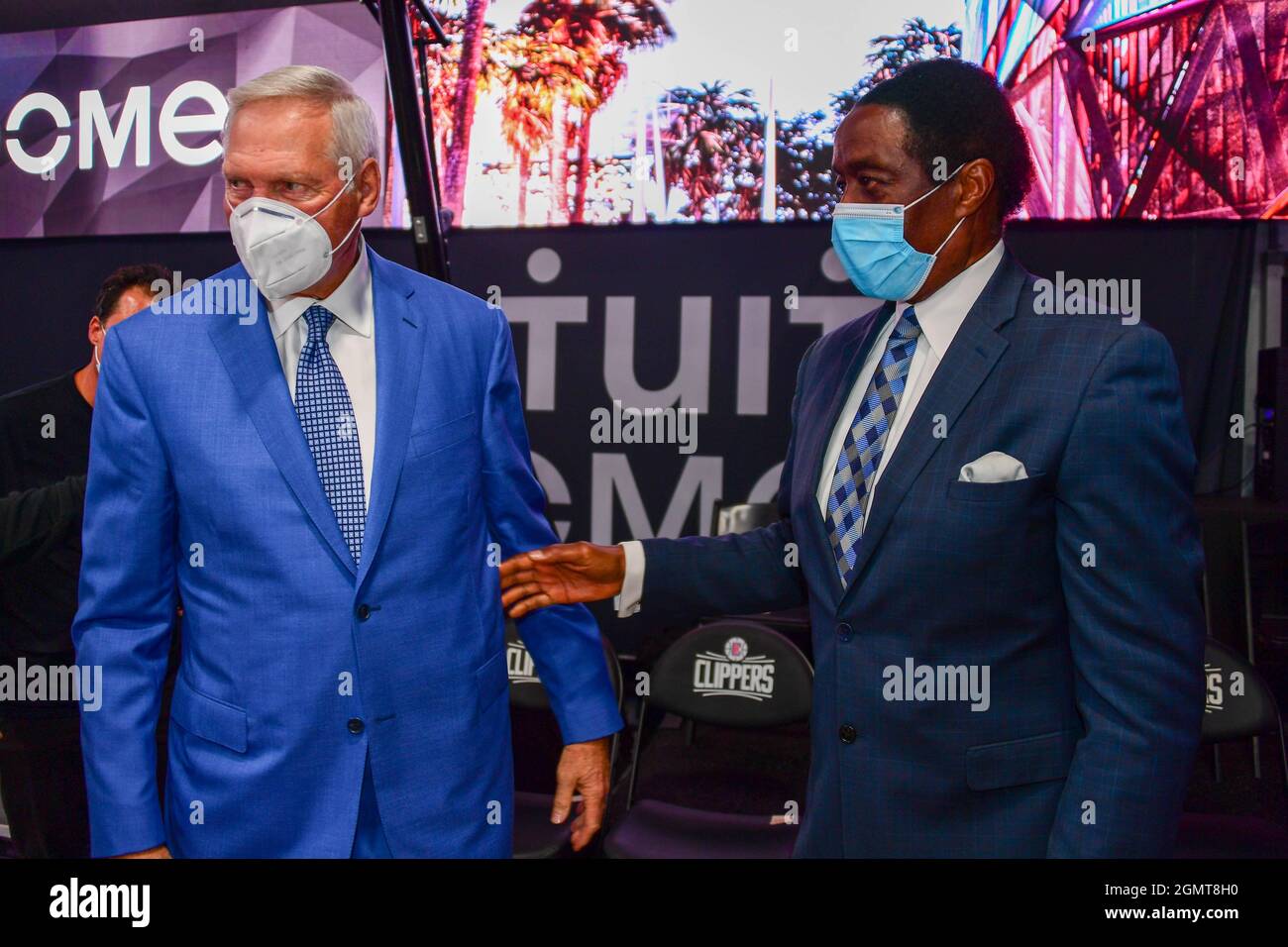 Jerry West, membre du conseil exécutif de Los Angeles Clippers, et Jim Hill (à droite), réaffiche de CBS Sports lors d'une cérémonie révolutionnaire pour la nouvelle maison de t Banque D'Images